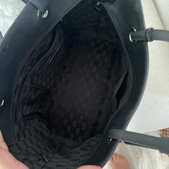 Michael Kors Walsh
Multifunctional Leather Tote Bag
Handbag Black - Picture 5 of 9